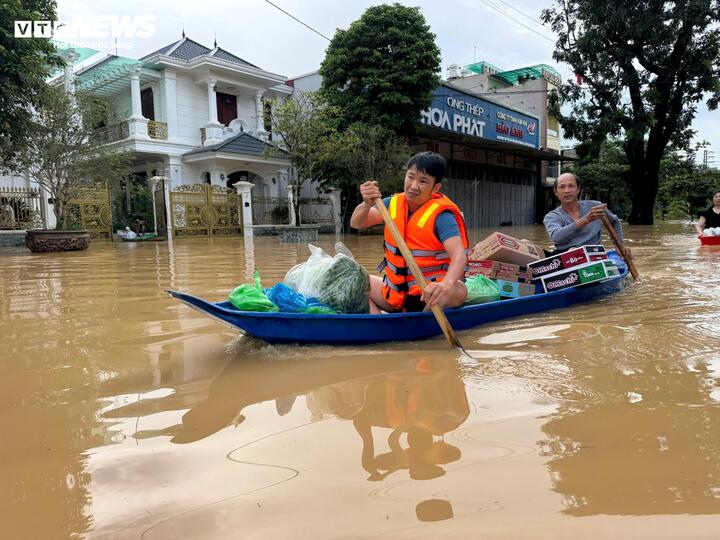 Sinh hoạt bị đảo lộn, nhiều người không kịp dự trữ, phải dùng thuyền đi mua nước sạch, thực phẩm cho những ngày sau.