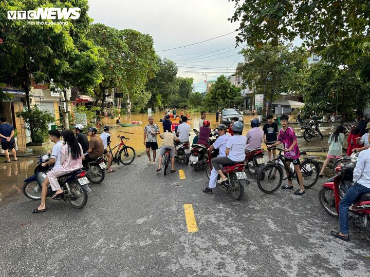 Con gái bật khóc tìm cha mẹ già mất liên lạc giữa tứ bề ngập lụt - 1