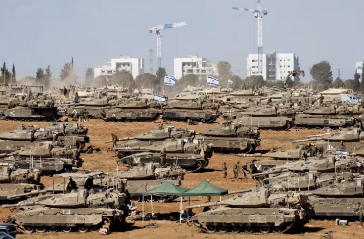 Xe quân sự Israel gần biên giới với Dải Gaza. (Ảnh: Reuters)