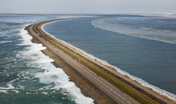Đê biển Houtribdijk hoàn thành vào năm 1975 của Hà Lan.