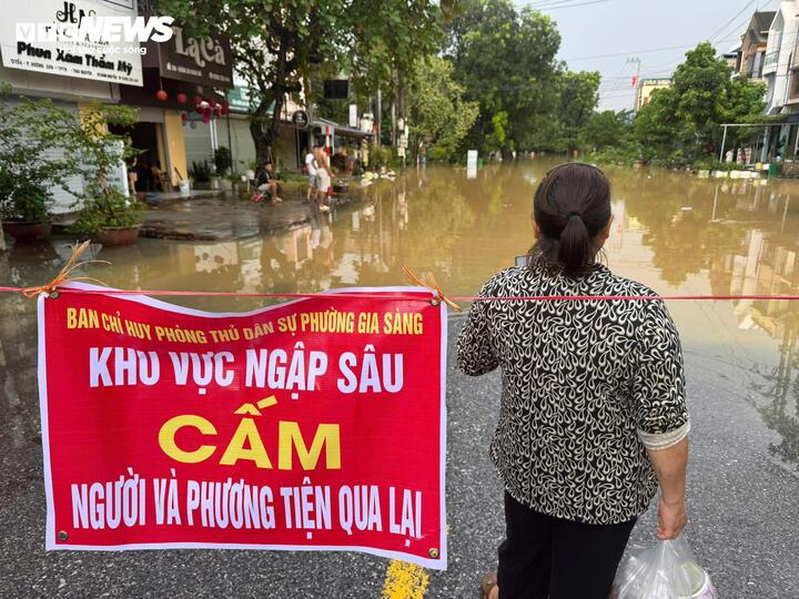 Sau cơn mưa lớn đêm 7/10, nhiều vùng tại Thái Nguyên bị ngập nặng, mất liên lạc cần tiếp tế, ứng cứu khẩn cấp.
