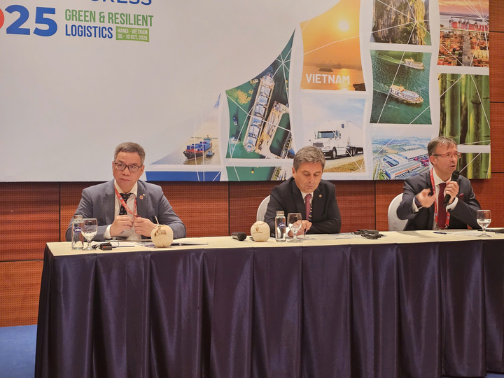 Der Internationale Verband der Speditions- und Transportverbände (FIATA) bei einer Pressekonferenz. (Foto: Pham Duy).
