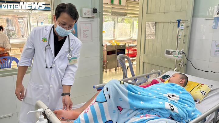 Số ca mắc tay chân miệng tăng cao ở Bệnh viện Nhi đồng 2, TP.HCM. (Ảnh: Như Thuý)