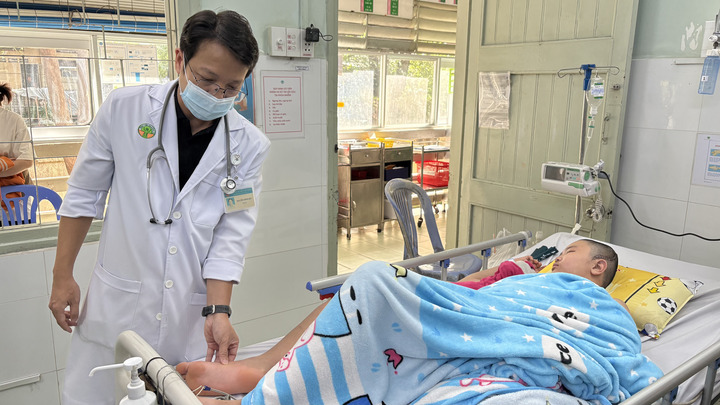 Trẻ mắc tay chân miệng TP.HCM tăng cao, bác sĩ khuyến cáo gì?