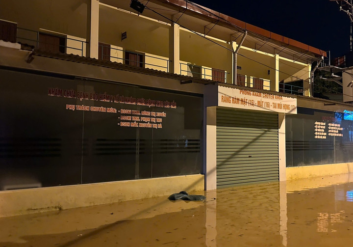 Nước lũ bao vây trung tâm y tế.