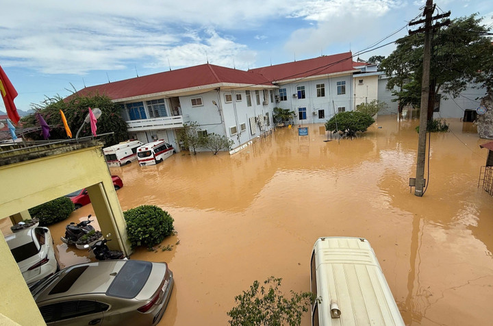 Phương tiện di chuyển ngập trong nước lũ.