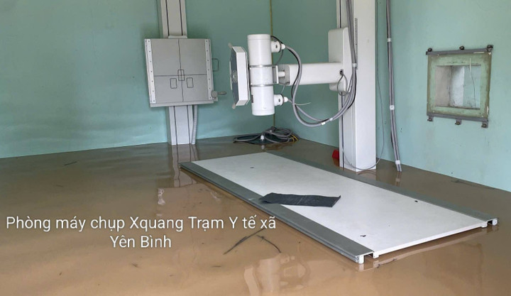 Thiết bị y tế ngập trong nước.