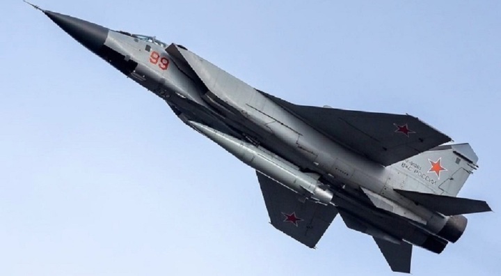 MiG-31 với tên lửa đạn đạo Kinzhal. Ảnh Military Watch