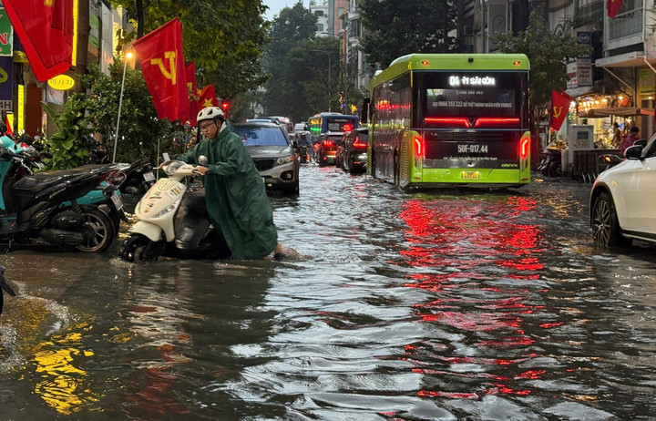 Trung tâm TP.HCM ngập sâu khiến nhiều người đi xe máy phải dắt bộ.