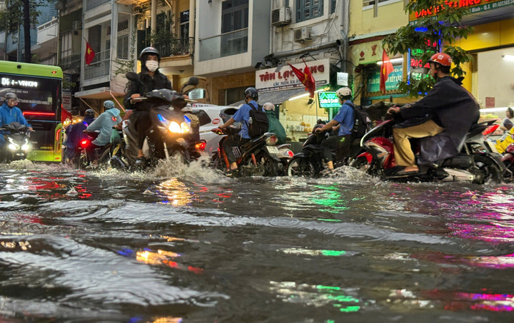 Tuyến đường Nguyễn Thái Bình ngập sâu.