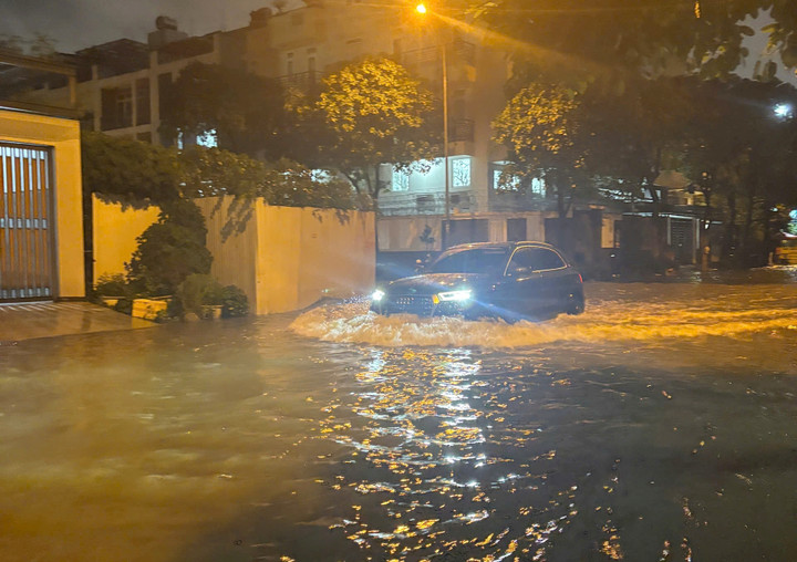 Đường Đặng Thùy Trâm, phường Bình Lợi Trung ngập sâu khoảng 0,5m. (Ảnh: Đại Việt)