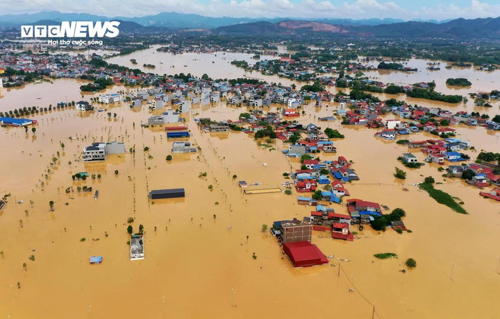 Ngập lụt diện rộng ở Thái Nguyên khiến hàng nghìn ngôi nhà chìm trong "biển" nước. (Ảnh: Hoàng Hà)