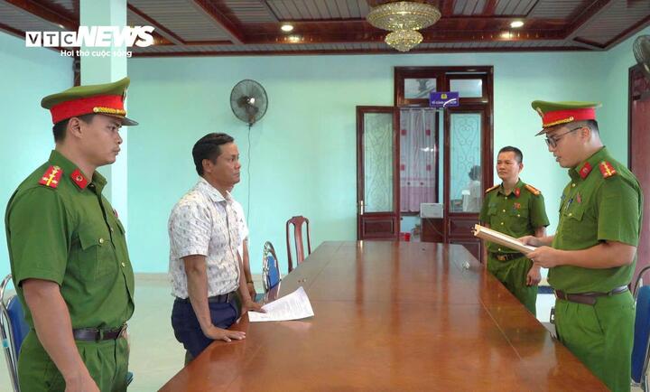 Cán bộ Cơ quan CSĐT Công an TP Huế tuyên đọc quyết định khởi tố và lệnh bắt với Dương Đăng Khoa. (Ảnh: CACC)
