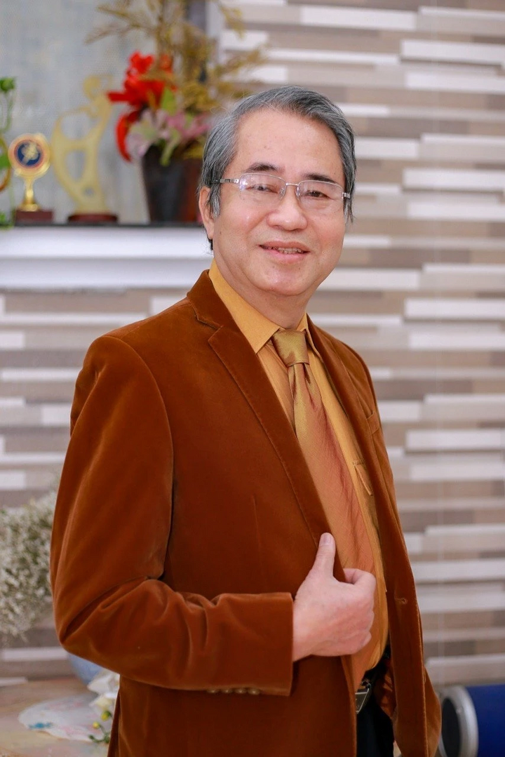 NSND Ứng Duy Thịnh từng đảm nhận vị trí Giám đốc Nhà hát Ca múa nhạc Quân đội, Phó Hiệu trưởng Đại học Văn hóa Nghệ thuật Quân đội.