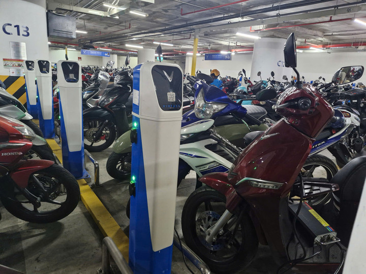 Tại các chung cư, trung tâm thương mại, khu vực sạc xe điện cũng được đẩy mạnh đầu tư. (Ảnh: Hà Linh)