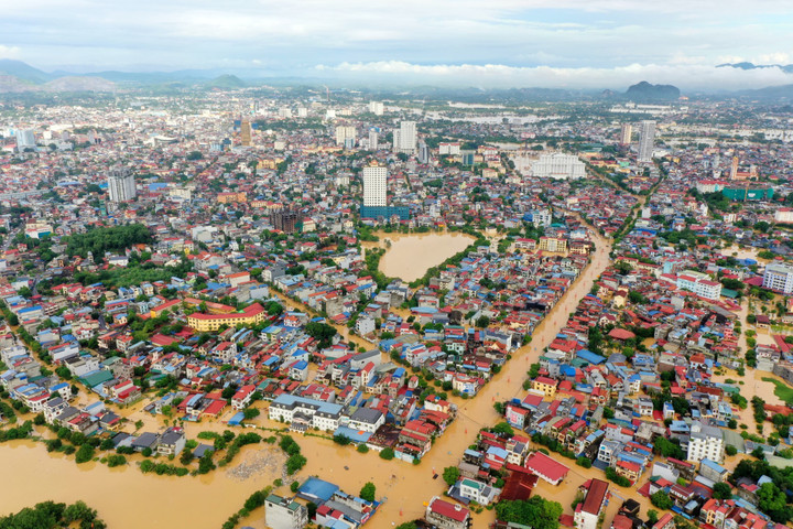 Trung tâm Thái Nguyên chìm sâu trong biển nước.(Ảnh: Lê Khắc Duy).