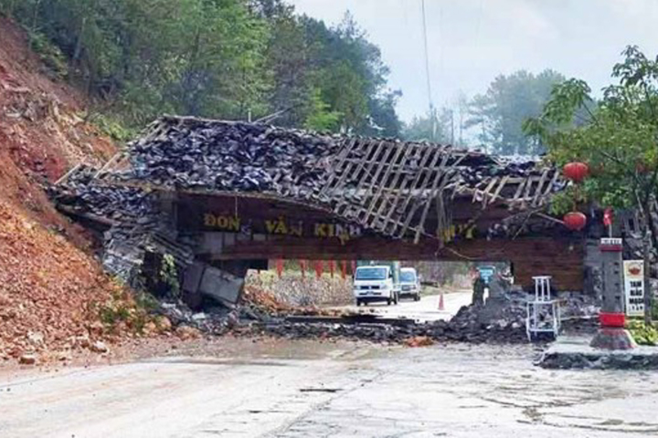 Cổng chào xã Đồng Văn bị đổ sập do sạt lở đất.