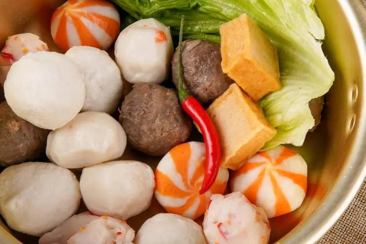 Nên mua viên thả lẩu có ghi rõ thành phần để đảm bảo sức khỏe. (Ảnh: Sohu)