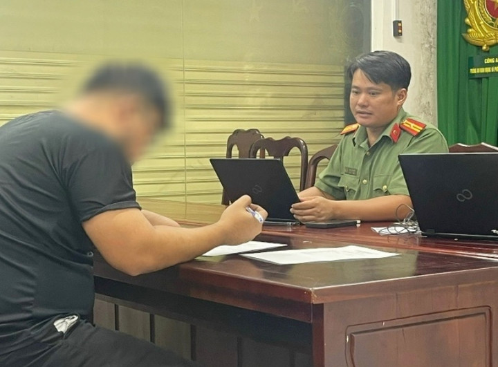 Ông V. làm việc với cơ quan công an vì tội xuyên tạc thông tin. (Ảnh: Công an cung cấp)