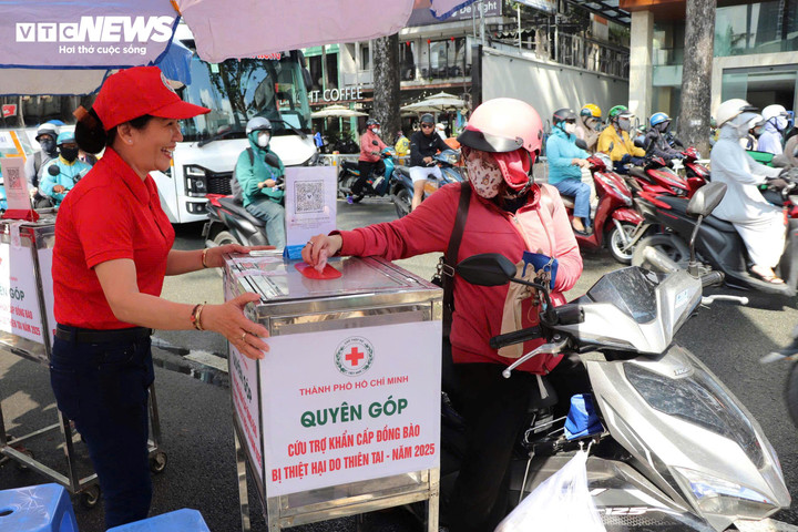 Người dân TP.HCM chung tay hướng về đồng bào miền Bắc