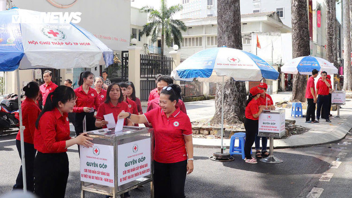 Nhiều thùng quyên góp được đặt trước trụ sở Hội Chữ thập đỏ TP.HCM.