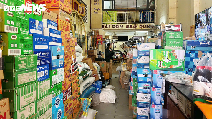 Các loại hàng hóa như gạo, mì ăn liền, sữa, thuốc men, nước suối và quần áo đã được phân loại, chuẩn bị để vận chuyển ra miền Bắc.