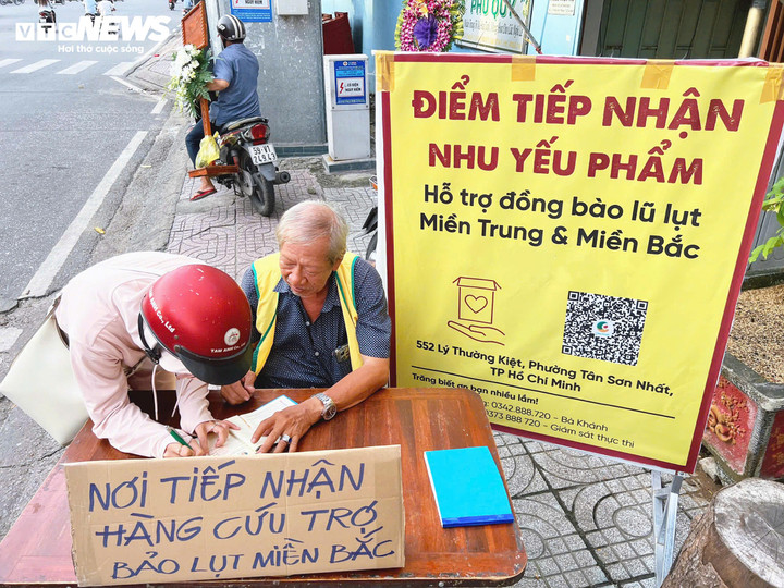 Các điểm nhận cứu trợ nhận được sự chung tay đóng góp của người dân thành phố.