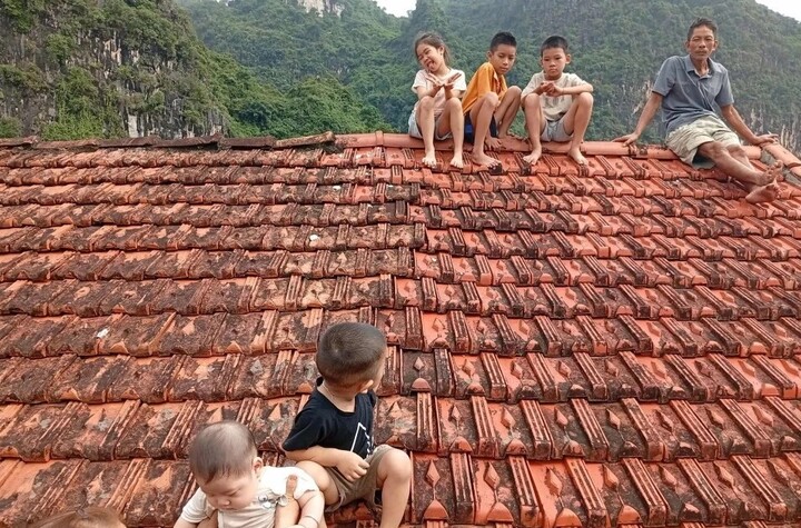 Trực thăng Không quân cứu trợ 5 em bé mắc kẹt trên nóc nhà ở Lạng Sơn Trực thăng Không quân cứu trợ 5 em bé mắc kẹt trên nóc nhà ở Lạng Sơn