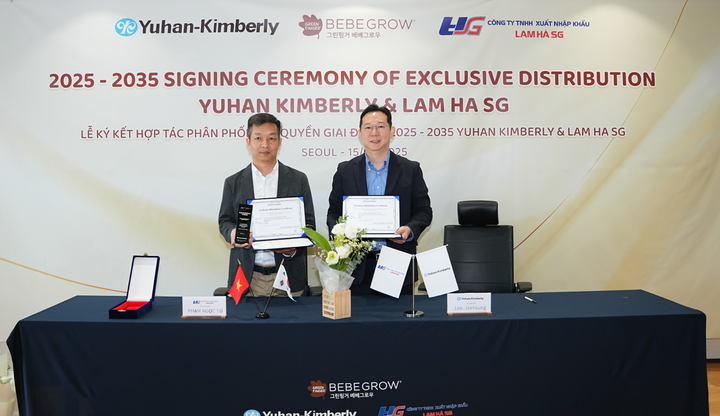 Đại diện hai bên ký kết hợp tác tại Seoul, Hàn Quốc. (Ảnh: Lam Hà SG)