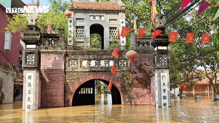 Cổng làng Thổ Hà, phường Vân Hà (Bắc Ninh) ngập sâu hơn 2m sau cơn bão số 11.