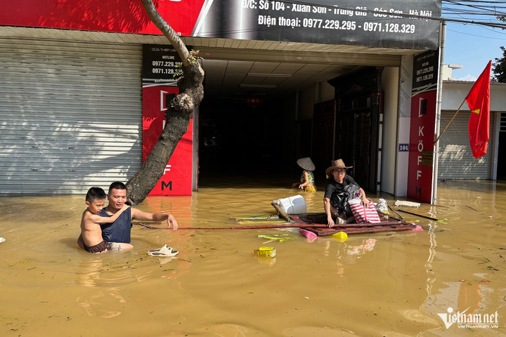 Tính đến chiều 9/10, hơn 300 người già, trẻ nhỏ được đưa đến nơi an toàn tránh lũ.