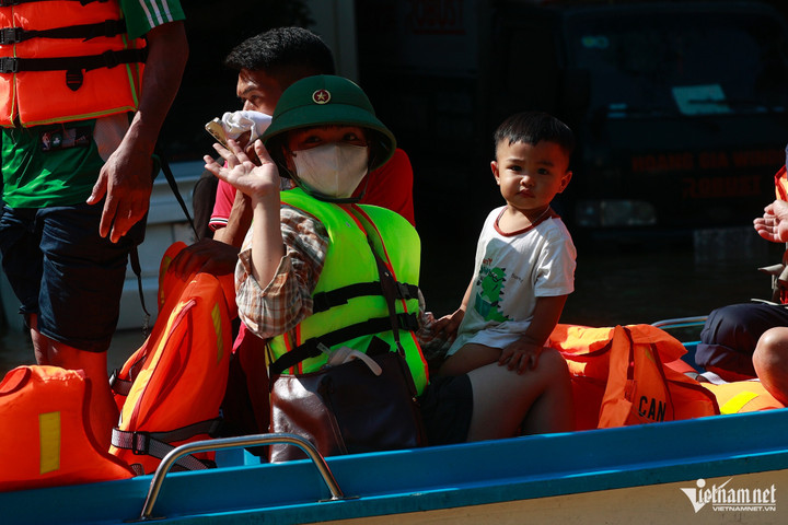 Hai cụ già ở Hà Nội lên mái nhà cầu cứu và quyết định gấp rút của bí thư thôn - 10