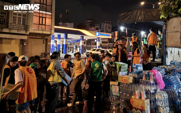 Hơn 20 tấn hàng được xếp lên xe và xuất phát ra Bắc ngay trong tối 8/10