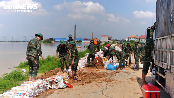 Hàng nghìn chiến sĩ của Trung đoàn 2, Sư đoàn 3, Quân khu 1 được huy động giúp đỡ bà con Nhân dân xã Hợp Thịnh.