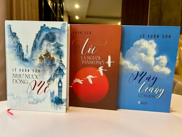 Bộ sách của nhà báo Lê Xuân Sơn gồm: "Đã từ lâu tôi là người thành phố", "Mây trắng còn bay", "Như nước dòng Mê".