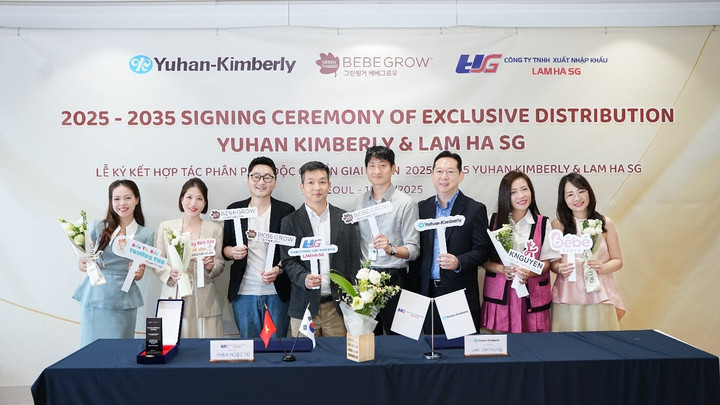 Đại diện Lam Hà SG, Yuhan Kimberly và các đại lý xuất sắc tại lễ ký kết hợp tác ở Seoul, Hàn Quốc. (Ảnh: Lam Hà SG)