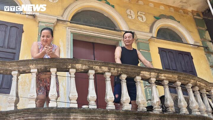 Nước ngập hết tầng 1, gia đình ông Trực phải lên tầng 2 ở khiến mọi sinh hoạt bị ngưng trệ.