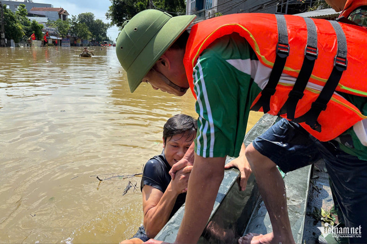 Bí thư chi bộ Phạm Viết Hồng ứng cứu người dân.