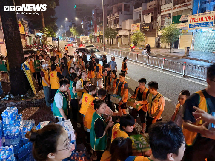 Tình nguyện viên tham gia bốc xếp hàng cứu trợ lên xe