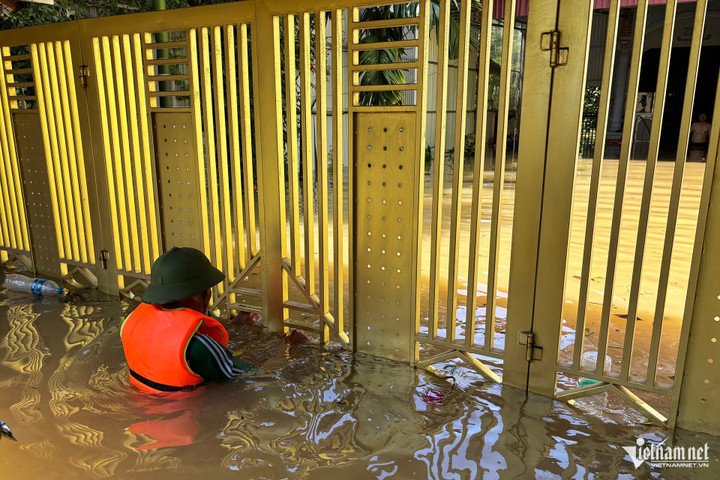 Hai cụ già ở Hà Nội lên mái nhà cầu cứu và quyết định gấp rút của bí thư thôn - 3