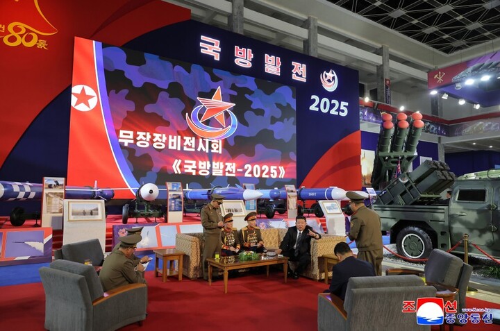 Ông Kim Jong-un cho biết triển lãm trưng bày những kết quả gần đây của dự án quan trọng mà Triều Tiên đang thực hiện và thúc đẩy nhằm đưa cấu trúc năng lực quân sự của đất nước trở nên ngày càng hiện đại và tiên tiến.