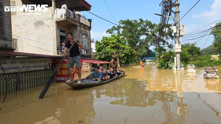 Hoàn lưu bão liên tiếp khiến Thổ Hà chìm trong biển nước, nhiều nơi ngập gần hết tầng 1, sinh hoạt bị đảo lộn hoàn toàn.