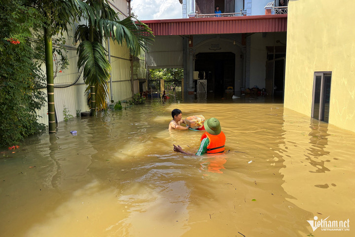 Sáng 9/10, Bí thư chi bộ Phạm Viết Hồng đến từng nhà đưa người già, trẻ nhỏ đến nơi an toàn.