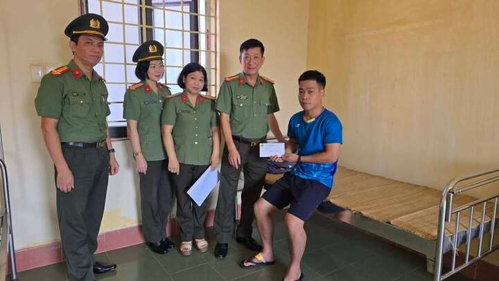 Lãnh đạo Công an tỉnh Thái Nguyên thăm hỏi, động viên cán bộ, chiến sĩ bị thương khi hỗ trợ Nhân dân tại khu vực ngập lụt.