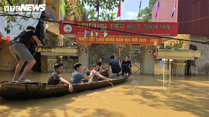 Người dân Thổ Hà di chuyển bằng thuyền.
