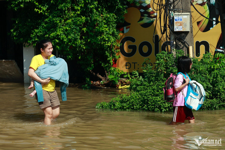 Hai cụ già ở Hà Nội lên mái nhà cầu cứu và quyết định gấp rút của bí thư thôn - 6