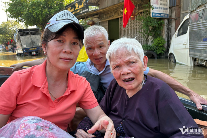 Nhà bà Nguyễn Thị Lục (94 tuổi) ngập sâu được các chiến sĩ bộ đội Nhà máy Z49 ứng cứu kịp thời.