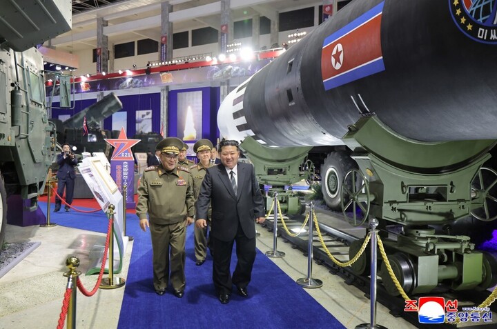 Tổng Bí thư Đảng Lao động Triều Tiên, Chủ tịch Quốc vụ nước CHDCND Triều Tiên Kim Jong-un cũng có mặt địa điểm tổ chức lễ khai mạc triển lãm Phát triển Quốc phòng 2025. Đồng chí Kim Jong-un trực tiếp duyệt đội danh dự của Quân đội Triều Tiên (KPA) và màu cờ sắc áo rực rỡ của ba quân chủng.