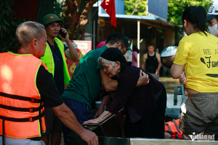 Hai cụ già ở Hà Nội lên mái nhà cầu cứu và quyết định gấp rút của bí thư thôn - 9