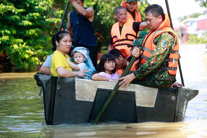 Chị Xuân cùng 2 con (8 tháng tuổi và 9 tuổi) được đưa đến nhà người thân tránh trú.